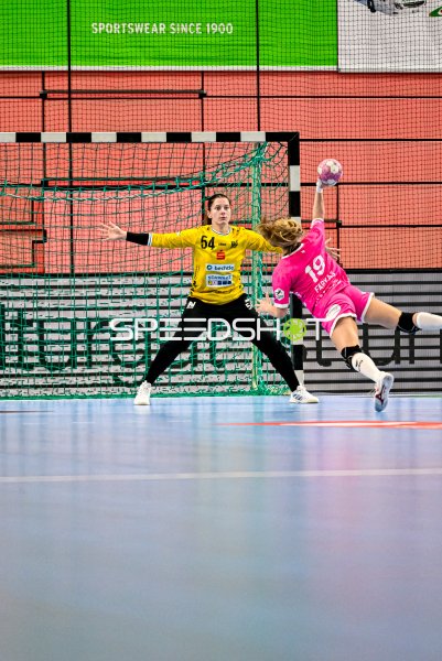 Barbara Viktoria Györi (#54; Sport-Union Neckarsulm) pariert Sprungwurf in der Paul Horn-Arena