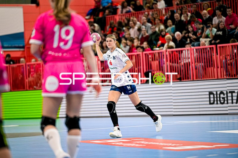 Sina Ehmann (#17; Sport-Union Neckarsulm) im Sprungwurf gegen TuS Metzingen