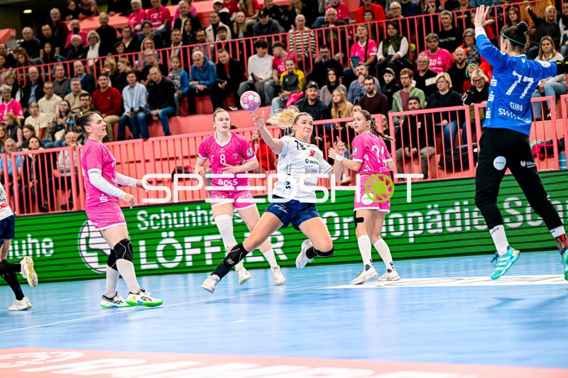 Ida Petzold (#8; TuS Metzingen) im Sprungwurf gegen Neckarsulm
