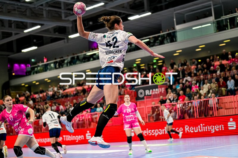 Meret Ossenkopp (#22; Sport-Union Neckarsulm) im Sprungwurf gegen TuS Metzingen