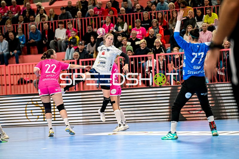 Annefleur Bruggeman (#11; Sport-Union Neckarsulm) im Sprungwurf gegen TuS Metzingen