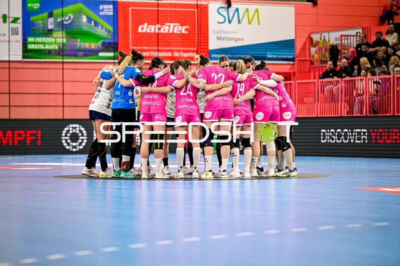TuS Metzingen im Mannschaftskreis vor dem Spiel in der Paul Horn-Arena