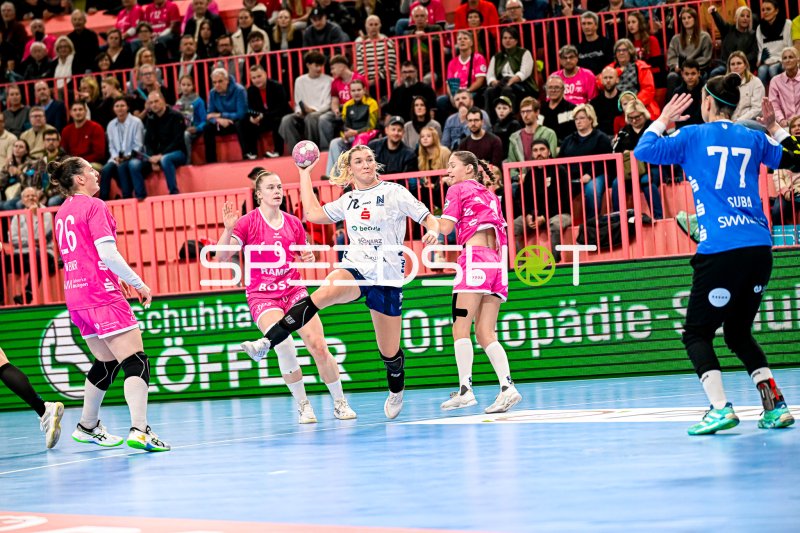 Ida Petzold (TuS Metzingen) im Sprungwurf gegen Paulina Uscinowicz (#78; Sport-Union Neckarsulm)