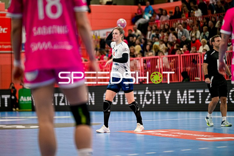 Annefleur Bruggeman (#11; Sport-Union Neckarsulm) im Sprungwurf gegen TuS Metzingen
