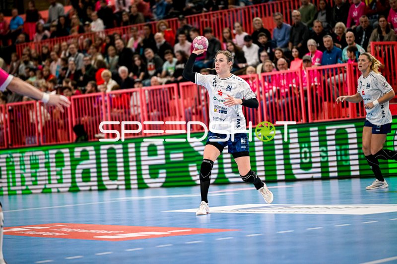 Annefleur Bruggeman (#11; Sport-Union Neckarsulm) im Sprungwurf