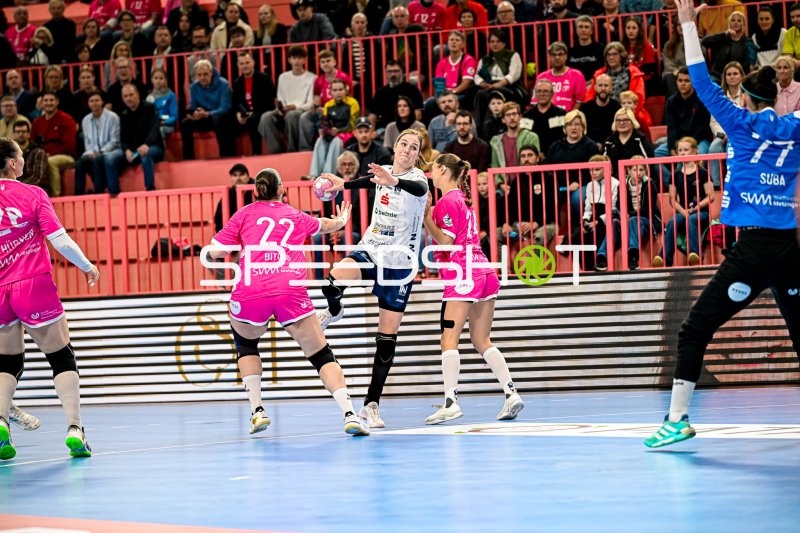 Annefleur Bruggeman (#11; Sport-Union Neckarsulm) im Sprungwurf gegen TuS Metzingen