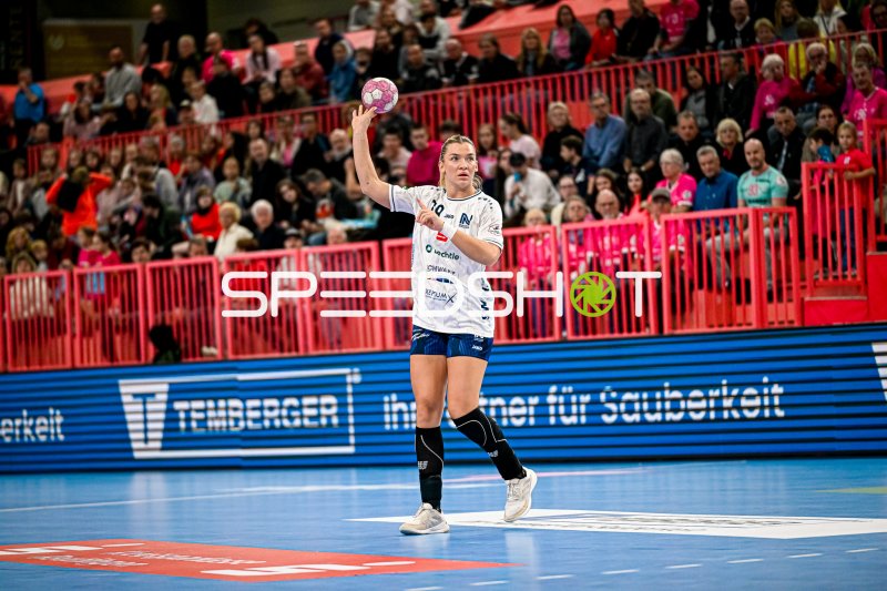 Paulina Uscinowicz (#78; Sport-Union Neckarsulm) im Sprungwurf