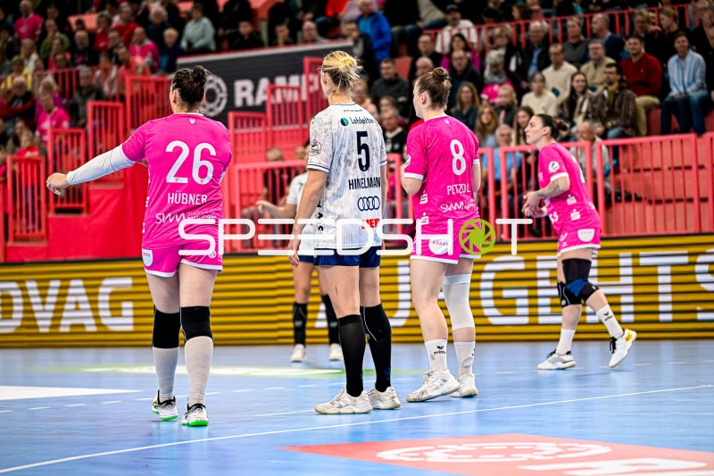 Svenja Hübner (#26; TuS Metzingen) im Spielaufbau gegen Neckarsulm