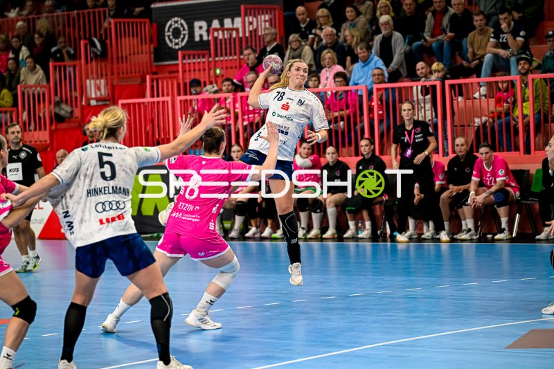 Paulina Uscinowicz (#78; Sport-Union Neckarsulm) im Sprungwurf gegen TuS Metzingen
