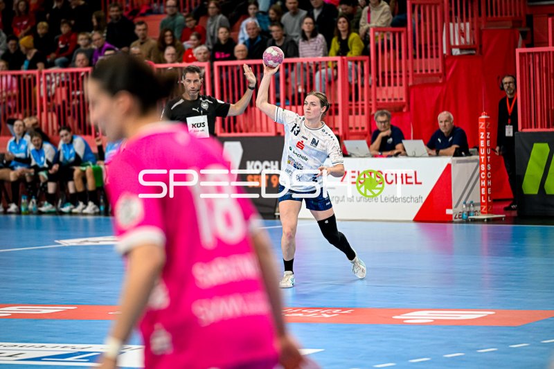 Alicia Soffel (#13; Sport-Union Neckarsulm) im Sprungwurf gegen TuS Metzingen
