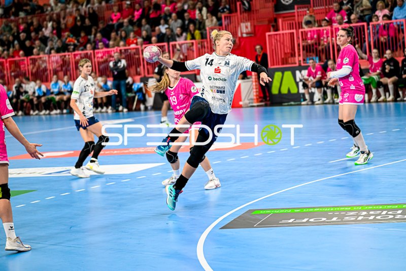 Spielerin der Sport-Union Neckarsulm im Sprungwurf gegen TuS Metzingen