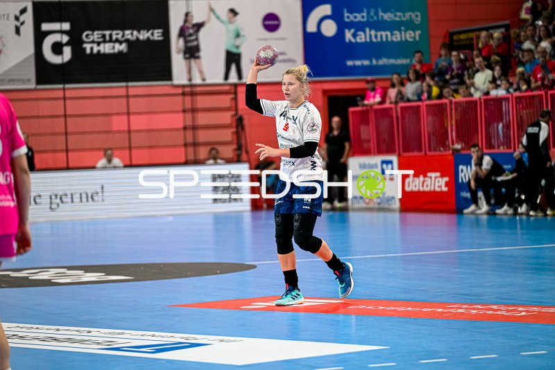 Kamila Kordovska (#14; Sport-Union Neckarsulm) im Sprungwurf