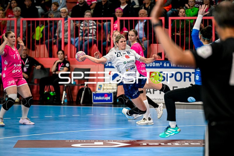 Marie Stumpf (#24; TuS Metzingen) im Sprungwurf gegen Neckarsulm