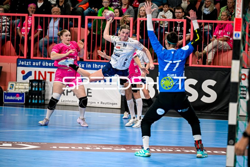 Alicia Soffel (#13; Sport-Union Neckarsulm) im Sprungwurf gegen TuS Metzingen