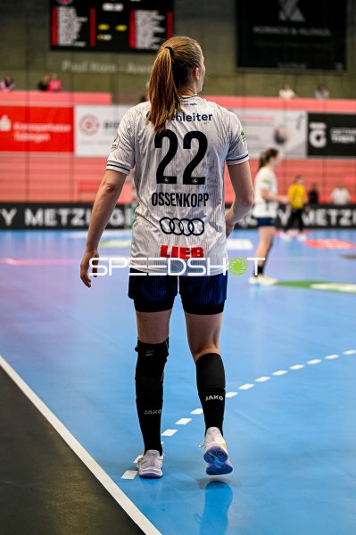 Meret Ossenkopp (#22; Sport-Union Neckarsulm) beim Aufwärmen in der Paul Horn-Arena