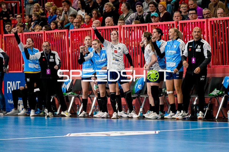 Sport-Union Neckarsulm feiert Sieg – Mannschaft und Betreuer in der Coaching-Zone