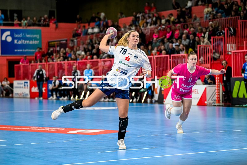 Ida Petzold (#8; TuS Metzingen) im Sprungwurf gegen Sport-Union Neckarsulm
