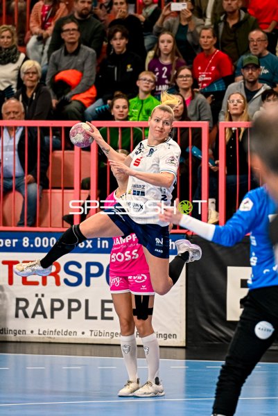Alessia Riner (#21; Sport-Union Neckarsulm) im Sprungwurf gegen TuS Metzingen
