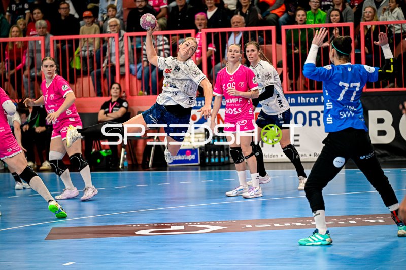 Annefleur Bruggeman (#11; Sport-Union Neckarsulm) im Sprungwurf gegen TuS Metzingen