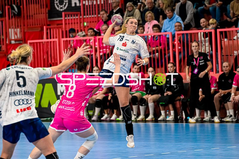 Paulina Uscinowicz (#78; Sport-Union Neckarsulm) im Sprungwurf gegen TuS Metzingen