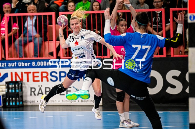 Antje Döll (#29; Sport-Union Neckarsulm) im Sprungwurf gegen TuS Metzingen