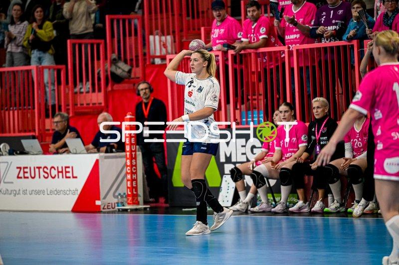 Charlotte Kehr (#17; TuS Metzingen) mit Ball in der Paul Horn-Arena