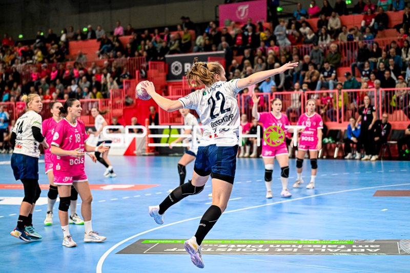 Meret Ossenkopp (#22; Sport-Union Neckarsulm) im Sprungwurf gegen TuS Metzingen