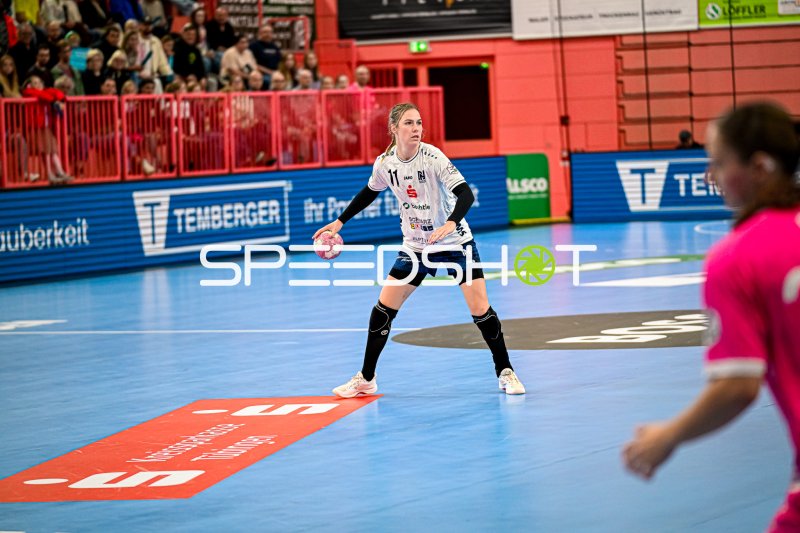 Annefleur Bruggeman (#11; Sport-Union Neckarsulm) in Spielposition mit Ball