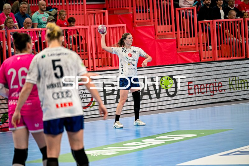 Alicia Soffel (#13; Sport-Union Neckarsulm) mit Ball in der Spielmitte