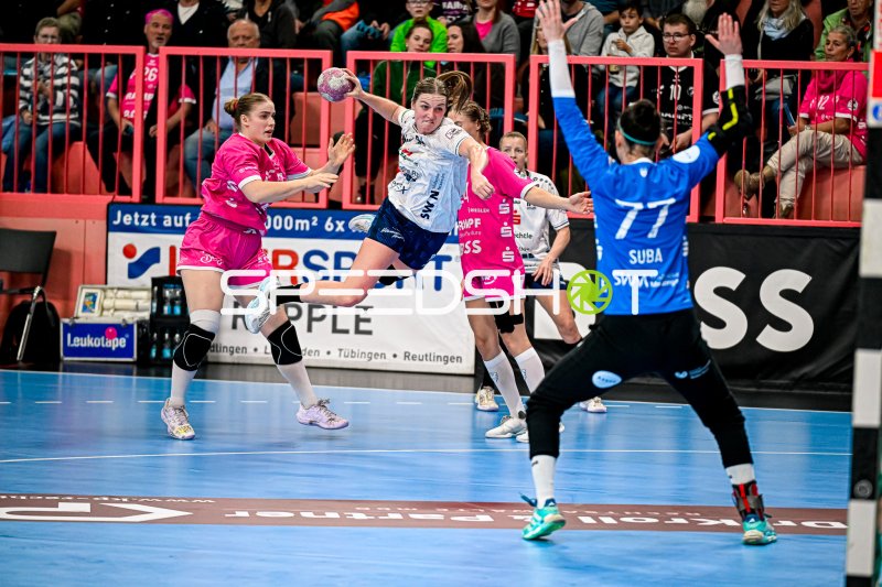 Antje Döll (#29; Sport-Union Neckarsulm) im Sprungwurf gegen TuS Metzingen