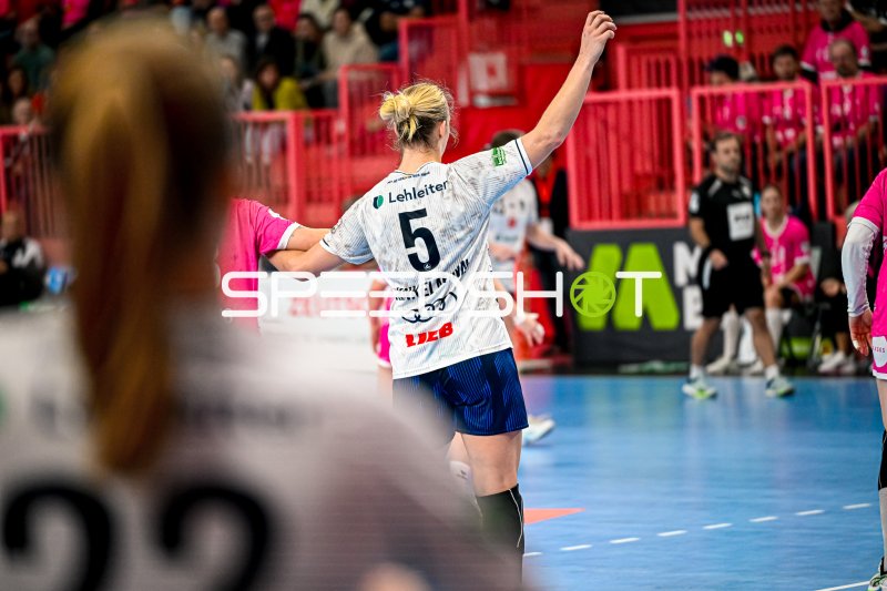 Kim Hinkelmann (#5; Sport-Union Neckarsulm) jubelt nach Treffer