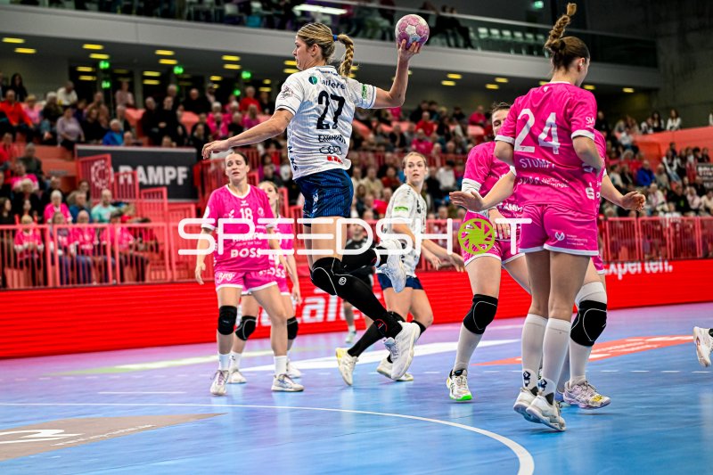 Kim Hinkelmann (#5; Sport-Union Neckarsulm) im Sprungwurf gegen TuS Metzingen