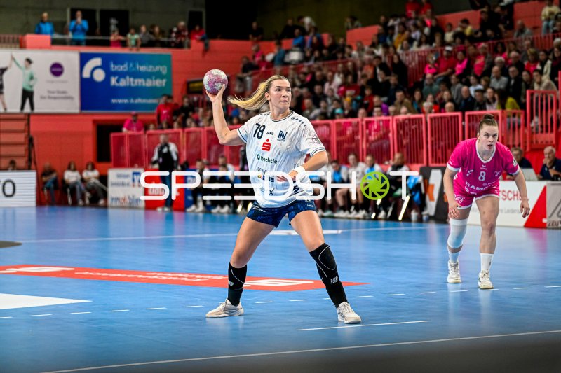 Paulina Uscinowicz (#78; Sport-Union Neckarsulm) im Sprungwurf gegen TuS Metzingen