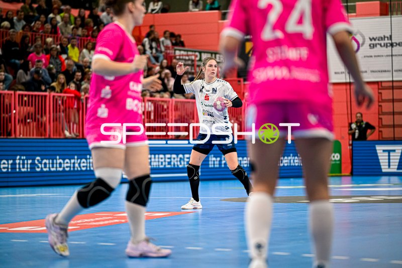 Annefleur Bruggeman (#11; Sport-Union Neckarsulm) in der Abwehr gegen TuS Metzingen