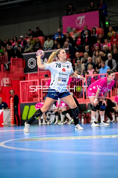 Paulina Uscinowicz (#78; Sport-Union Neckarsulm) im Sprungwurf