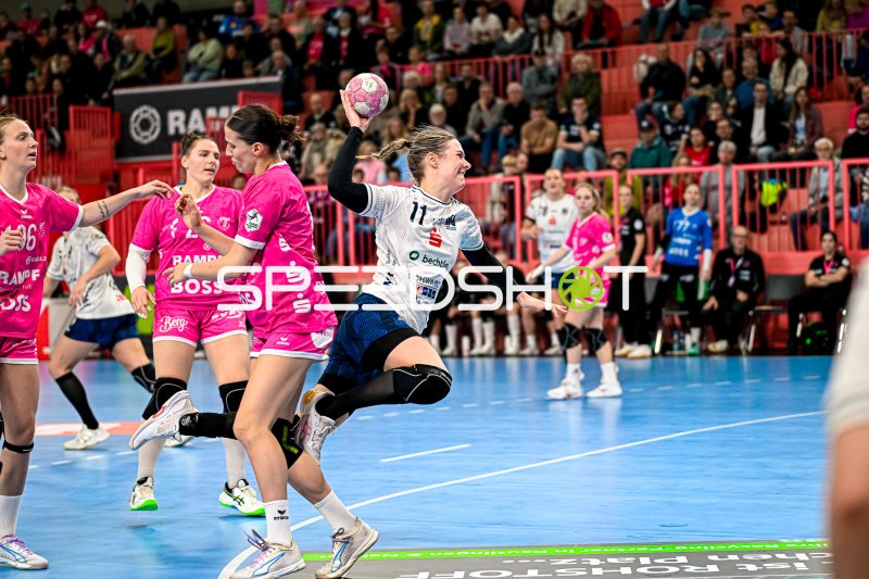 Svenja Hübner (#26; TuS Metzingen) im Sprungwurf gegen Neckarsulm