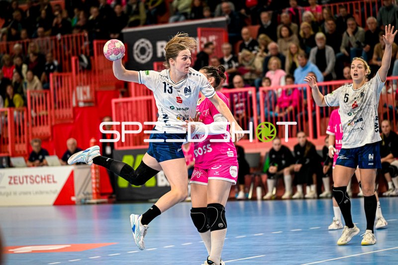 Kim Hinkelmann (#5; Sport-Union Neckarsulm) im Sprungwurf gegen TuS Metzingen