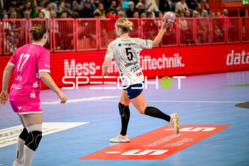 Kim Hinkelmann (#5; Sport-Union Neckarsulm) im Sprungwurf