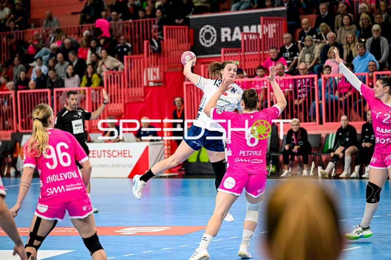 Alicia Soffel (#13; Sport-Union Neckarsulm) im Sprungwurf gegen TuS Metzingen