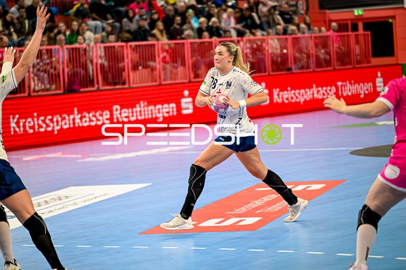 Katharina Goldammer (#19; Sport-Union Neckarsulm) im Spielaufbau