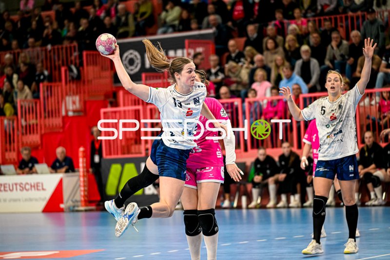 Kim Hinkelmann (#5; Sport-Union Neckarsulm) im Sprungwurf gegen TuS Metzingen