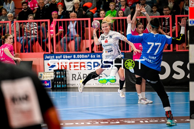 Antje Döll (#29; Sport-Union Neckarsulm) im Sprungwurf gegen TuS Metzingen