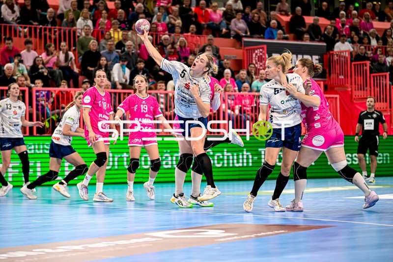 Spielerin der Sport-Union Neckarsulm im Sprungwurf gegen TuS Metzingen