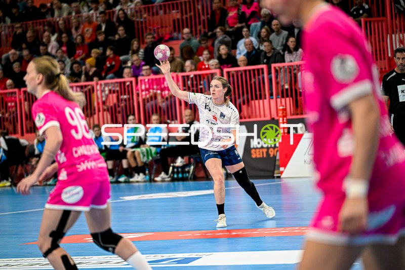 Alicia Soffel (#13; Sport-Union Neckarsulm) im Sprungwurf gegen TuS Metzingen