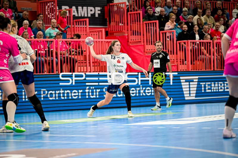 Alicia Soffel (#13; Sport-Union Neckarsulm) im Sprungwurf gegen TuS Metzingen