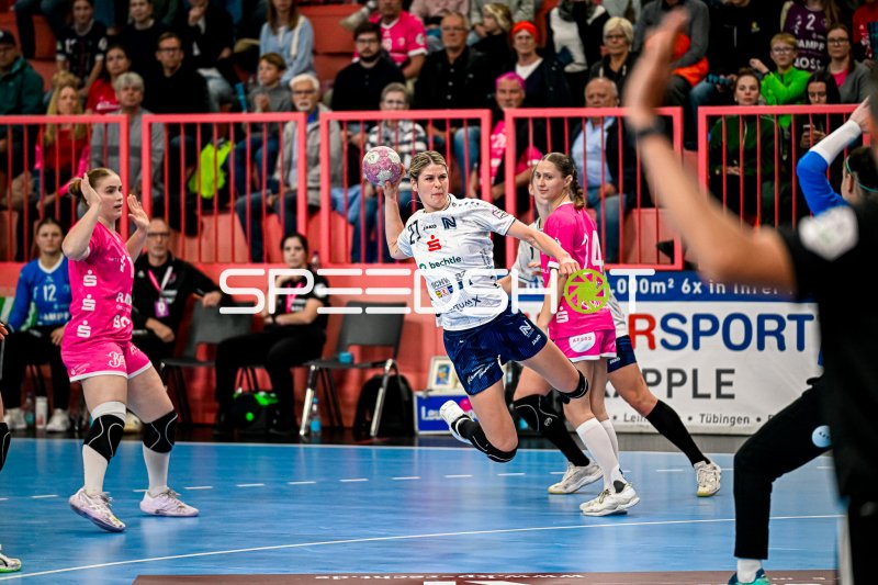 Sina Ehmann im Sprungwurf gegen TuS Metzingen