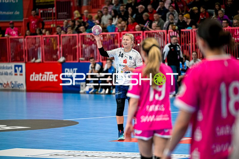 Kamila Kordovska (#14; Sport-Union Neckarsulm) im Sprungwurf gegen TuS Metzingen