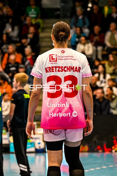 Luisa Schulze (#33; Frisch auf Göppingen) vor der Kulisse der EWS Arena
