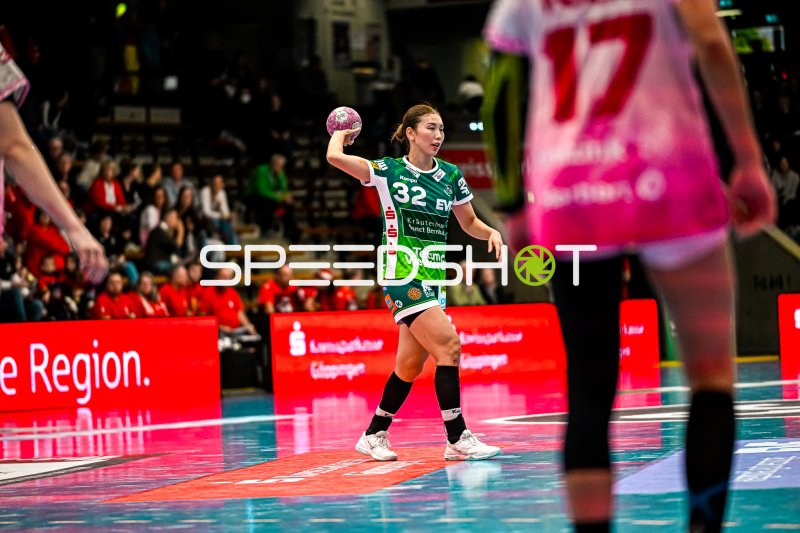 Haruno Sasaki (#32; Frisch auf Göppingen) im Sprungwurf