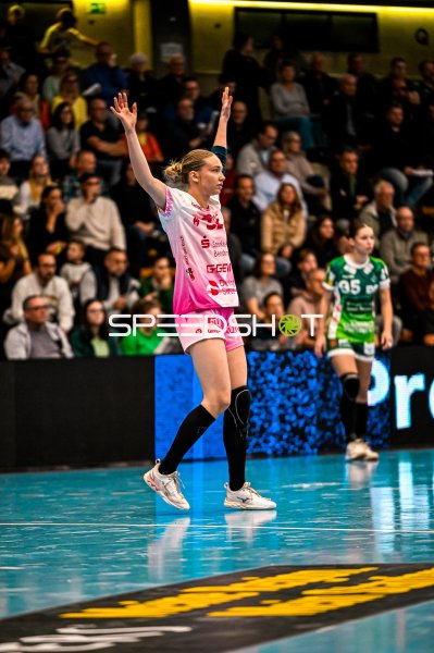 Spielerin von HSG Bensheim/Auerbach im Sprungwurf gegen Frisch auf Göppingen